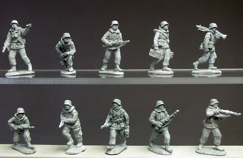 Wintertarnanzug (winter camo suit) advancing