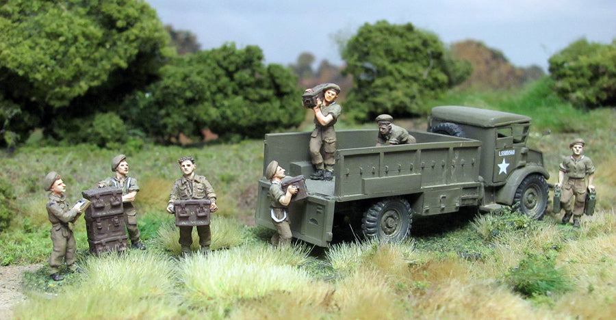 Tommies loading ammo crates