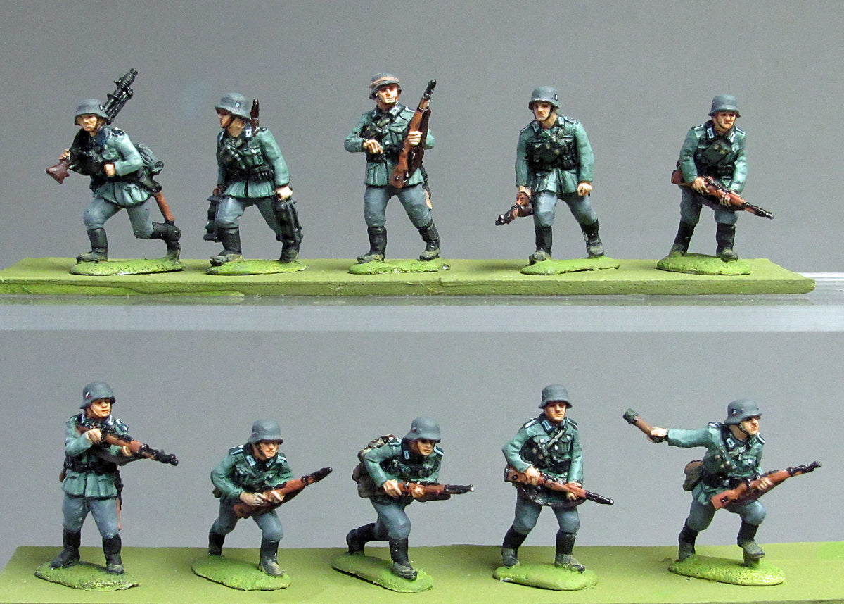 1940 German Infantry advancing