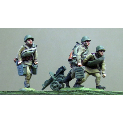 Maxim gun team, helmet, advancing