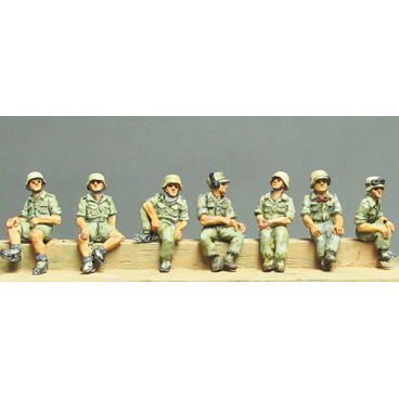 DAK troops relaxing, sitting