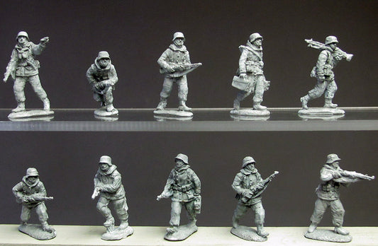 Wintertarnanzug (winter camo suit) advancing