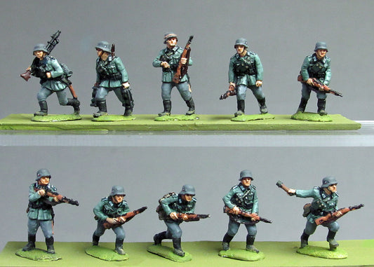 1940 German Infantry advancing